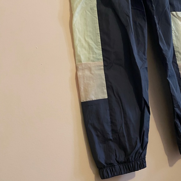AE Windbreaker Pants - Picture 4 of 5